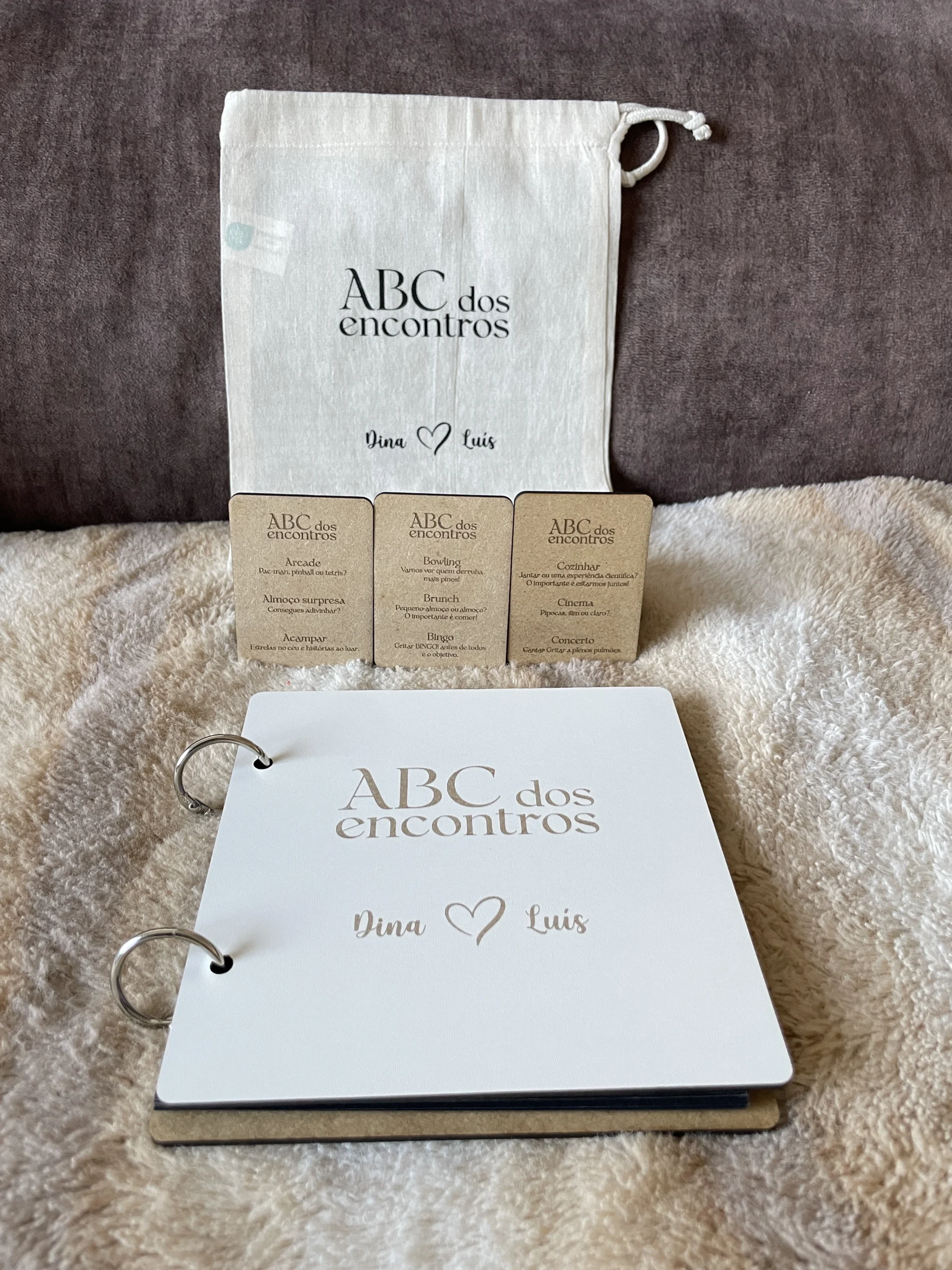 ABC dos encontros Jogo para casais Alphabet dating Atividades para casais Presentes personalizados Ideias para namorados Presente de Dia dos Namorados Jogo de madeira personalizado Criar memórias a dois Experiências para casais Jogos românticos