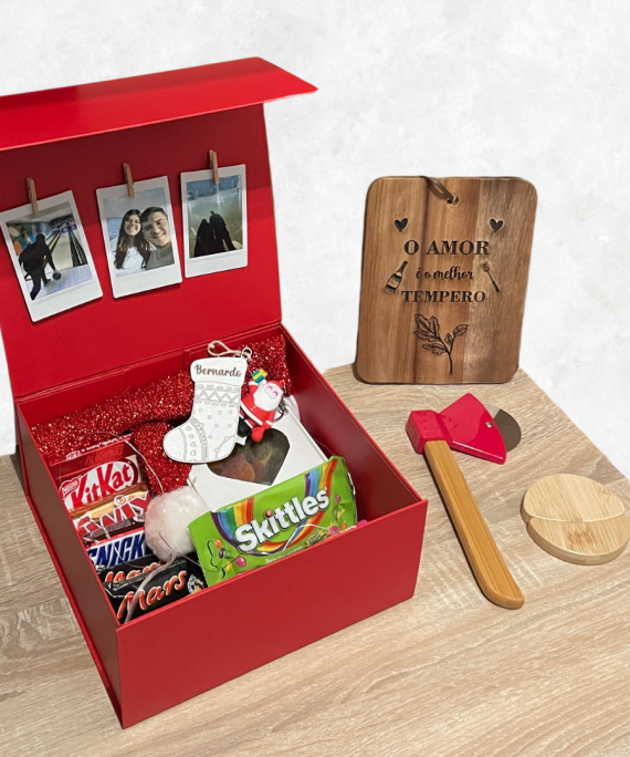 Caixa Premium de Natal com chocolates, fotos, tábua e corta-pizzas personalizados — o presente ideal para amantes da cozinha e momentos especiais! 🍫👩‍🍳✨