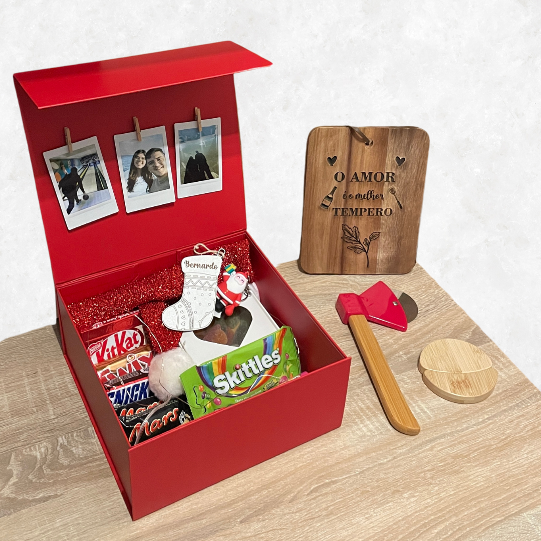 Caixa Premium de Natal com chocolates, fotos, tábua e corta-pizzas personalizados — o presente ideal para amantes da cozinha e momentos especiais! 🍫👩🍳✨