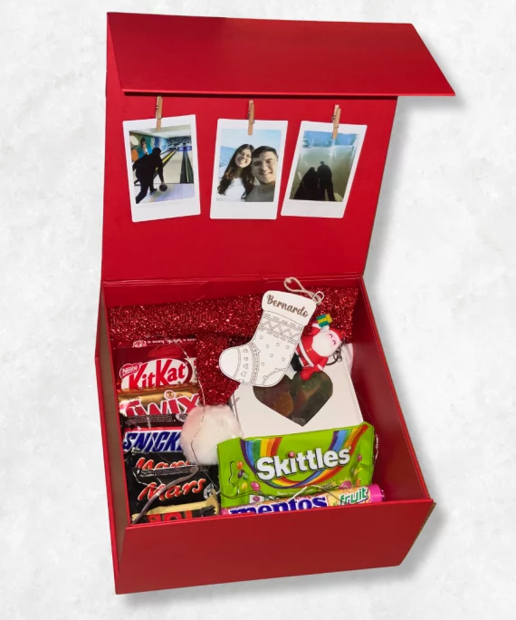 Uma caixa de Natal personalizada com chocolates, fotos e detalhes únicos — o presente perfeito para espalhar amor e magia neste Natal!