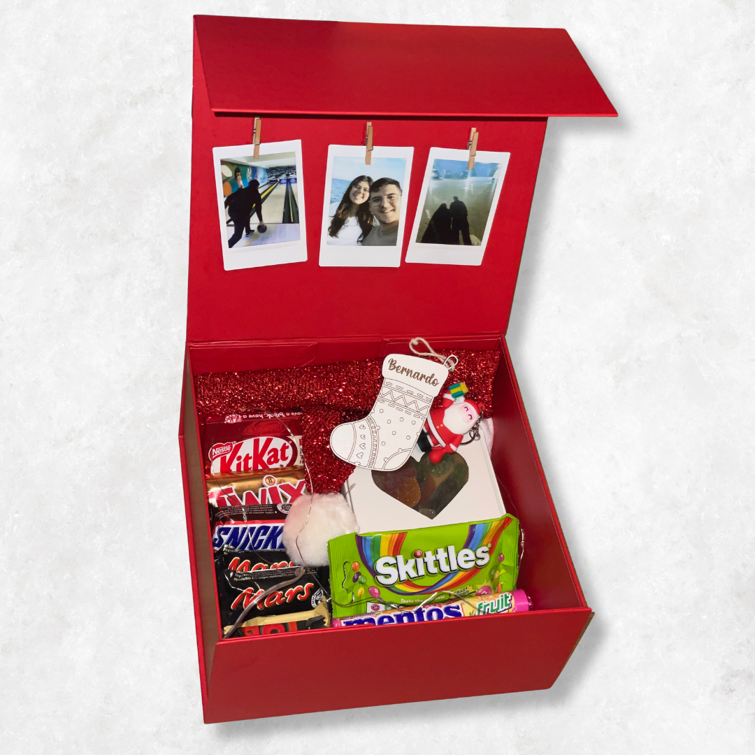 Uma caixa de Natal personalizada com chocolates, fotos e detalhes únicos — o presente perfeito para espalhar amor e magia neste Natal!