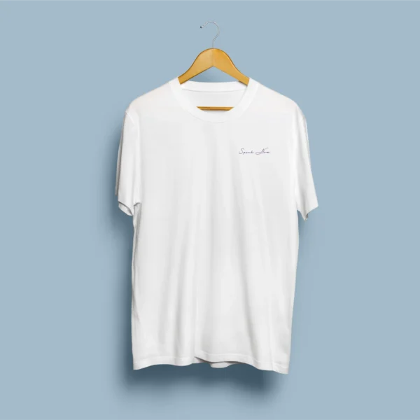 Frente de t-shirt branca com assinatura cursiva Speak Now em lilás no peito esquerdo, em cabide