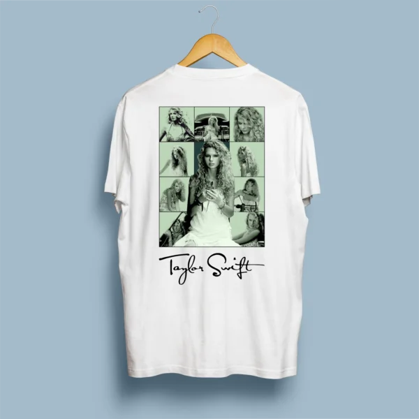 Frente de t-shirt branca com assinatura manuscrita Taylor Swift no peito esquerdo, em cabide de madeira