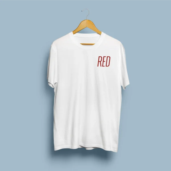 Frente de t-shirt branca com tipografia RED em vermelho escuro no peito esquerdo, em cabide de madeira