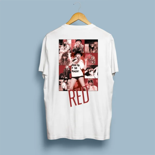 Costas de t-shirt branca com colagem vermelha/preta da Red Era e tipografia RED em bold