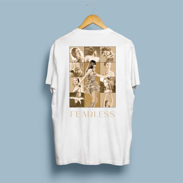Costas de t-shirt branca com colagem dourada/sépia da Fearless Era e tipografia FEARLESS metalizada
