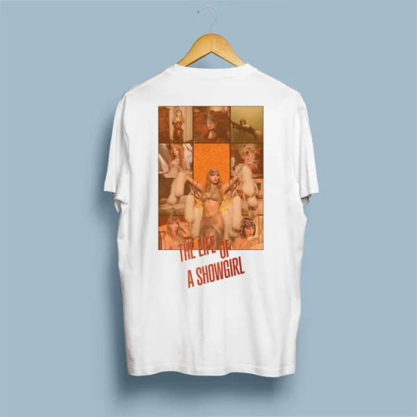 Página principal 10 Costas de t-shirt branca com colagem laranja/dourada da Showgirl Era e look showgirl icónico com franjas brancas