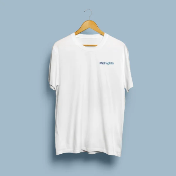 Página principal 15 Frente de t-shirt branca com tipografia Midnights em azul aço no peito esquerdo, em cabide de madeira
