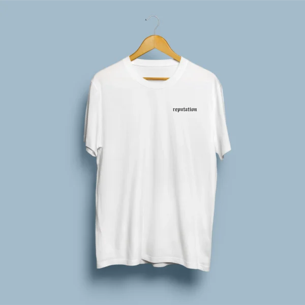 Página principal 23 Frente de t-shirt branca com tipografia reputation em letras góticas pretas no peito esquerdo, em cabide